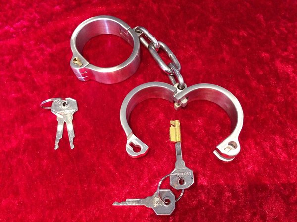 Edelstahl-Handfessel mit Inbus-Schlüssel  ( 4,8 cm x 5,5 cm)