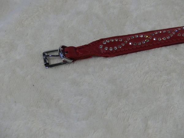 Rotes Halsband mit weißen Straß-steinen in Mandelform